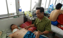 Bố của tuyển thủ Xuân Hiếu chăm sóc con trai tại bệnh viện