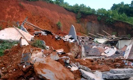 Đất lở vùi lấp 4 nhà, hai bà cháu tử nạn
