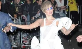 Lady Gaga lại ‘chơi ngông’ với áo phun bong bóng