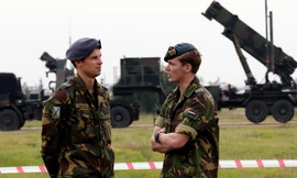 Thiếu đạn, binh sỹ Hà Lan phải 'bắn súng miệng" khi diễn tập