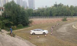 Chiếc xe đua màu trắng cán nát chân nữ sinh trong trường Đại học Jianzhu Sơn Đông