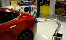 Rắn sắt tự động tìm đến xe điện để sạc