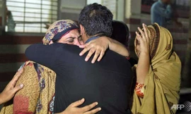 Khóc thương người thân qua đời trong đợt nắng nóng khủng khiếp ở Karachi, Pakistan