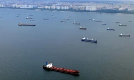 Tàu thuyền tại eo biển Singapore