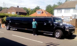 Chiếc xe limousine Hummer được Serco thuê để chở người di cư.