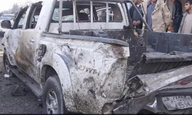 Một chiếc xe hư hại trong vụ tấn công