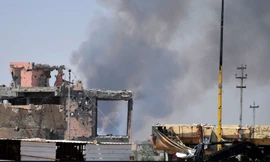 Khói bốc lên sau vụ không kích của liên quân chống IS vào Ramadi, Iraq