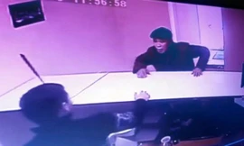 Tên côn đồ cắm dao vào đầu nạn nhân ngồi sau bàn