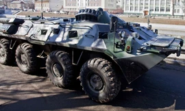 Hai quân nhân say rượu lái xe bọc thép làm loạn đường phố ở Chita, Siberia, Nga