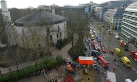 Xe cứu hỏa bên ngoài đền thờ ở Brussels