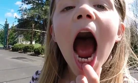 Bé Ariana khoe chiếc răng đang lung lay