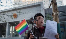 Một người cầm cờ cầu vồng ủng hộ người đồng tính ở Trung Quốc