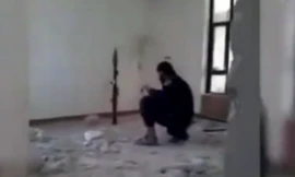 Chiến binh dùng súng phóng lựu. Ảnh cắt video