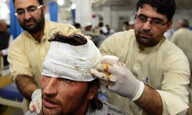 Một người đàn ông bị thương trong trận động đất được sơ cứu trong bệnh viện ở Peshawar, Pakistan 