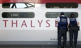 Kẻ ôm bom cố thủ trên tàu Thalys