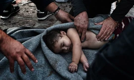 Khoảng khắc tranh đấu với tử thần cứu em bé tị nạn