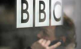 Hãng tin BBC vừa đình chỉ phát thanh viên Alex Dyke vì kì thị chuyện cho con bú nơi công cộng