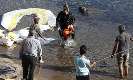 Thi thể của một em bé di cư được đưa lên bờ