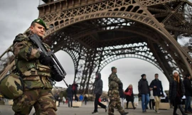 Binh sỹ Pháp canh gác tháp Eiffel sau vụ khủng bố tòa soạn báo Charlie Hebdo.
