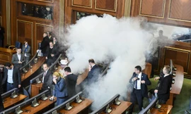 Ảnh nóng tuần qua: Nghị sỹ Kosovo thả bom khói giữa Quốc hội