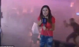 Nữ phóng viên áo đỏ đang đưa tin giữa cuộc bạo loạn ở Beirut thì bị người biểu tình tấn công