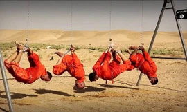 Kinh hãi cảnh IS treo tù nhân lủng lẳng rồi... thiêu sống