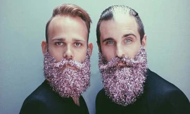 Bộ râu lấp lánh ánh tím của đôi bạn gay Johnathan Dahl (bên trái) và Brian Delaurenti.