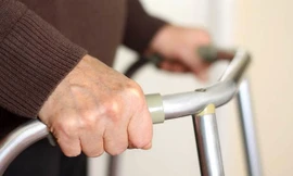 Cụ bà 72 tuổi liên tục quấy rối trai trẻ