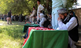 Một người đàn ông khóc thương bên cạnh chiếc quan tài của người thân thiệt mạng trong trận động đất ở Takhar, Afghanistan hôm 26/10.