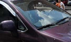 Kính của chiếc xe bị bà bầu đập vỡ