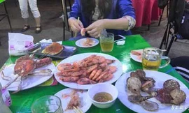 Đĩa tôm của gia đình anh Chu ăn bị nhà hàng chém tới 5 triệu đồng.