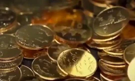 Những đồng tiền vàng chảy ra từ máy đúc