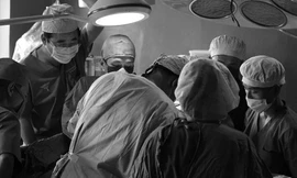 Các bác sỹ bên trong phòng mổ Triều Tiên