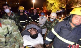 Một nạn nhân của vụ nổ được đưa đi cấp cứu