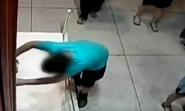 Cậu bé vấp ngã, mất thăng bằng nên đập tay vào bức tranh quý.