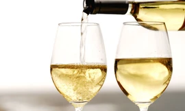 Một khách mua rượu ở Tây Ban Nha tử vong vì bị phục vụ nhầm thuốc tẩy. Ảnh minh họa