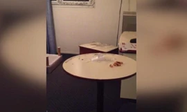 Bàn bên trong phòng khách sạn nơi những kẻ khủng bố ở đặt đầy kim tiêm và ống nhựa y tế