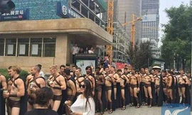 Các chiến binh thiếu vải trên phố ở Bắc Kinh