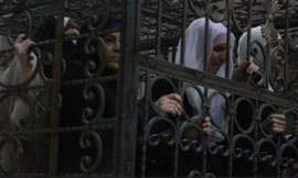 Phụ nữ bị phiến quân nhốt trong cũi sắt diễu phố ở Douma, Syria