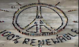 Người dân xếp hình biểu tượng "cầu nguyện cho Paris" cùng khẩu ngữ "100% tái chế được" ở Paris hôm 6/12 bên lề hội nghị biến đổi khí hậu COP21