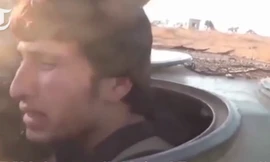 Kẻ đánh bom liều chết bật khóc trong xe chứa đầy thuốc nổ..