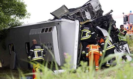 Đội cứu hộ tại hiện trường vụ lật xe bus ở Bỉ