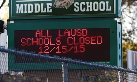 Bảng thông báo đóng cửa toàn bộ trường học ở Los Angeles