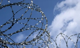 Nga bắt kẻ dùng nỏ bắn ma túy vào nhà tù