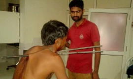 Hai thanh sắt đâm xuyên qua cổ anh Rajput