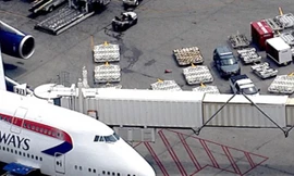 Chiếc máy bay hạ cánh tại sân bay quốc tế Logan