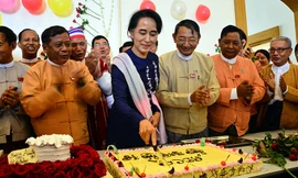 Bà Suu Kyi cắt bánh trong lễ mừng sinh nhật lần thứ 70 cùng các thành viên đảng NLD tại tòa nhà Quốc hội ở thủ đô Naypyidaw hôm 19/6
