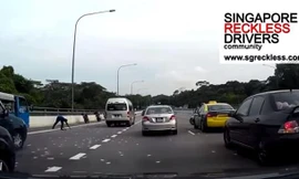 Tiền rơi đầy trên đường ở Singapore