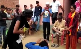 Cô gái trẻ Ấn Độ liên tục tát vào mặt kẻ sàm sỡ mặc áo xanh đang quỳ gối xin lỗi