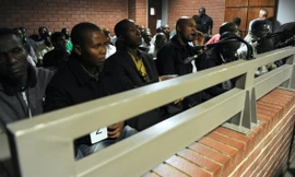 Tám bị can tại phiên tòa.